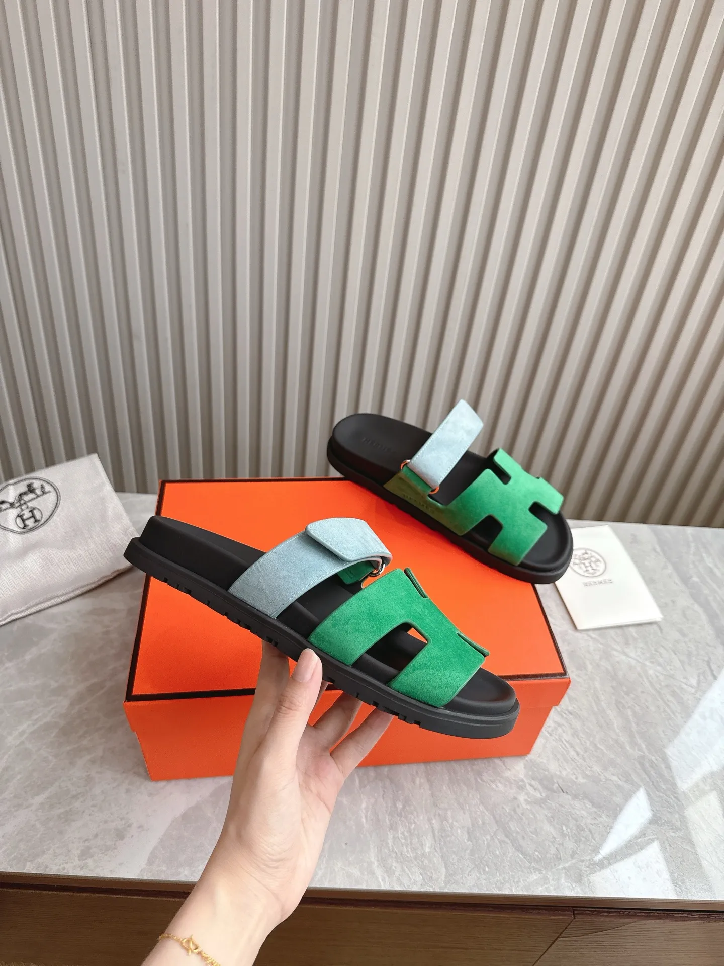p480🐮🐮Couple model (top version) H family 2024 spring and summer new style HERMES Hermes' recently popular couple model pig nose angle sandals and slippers, paired with various colorful socks, popular. Upper: imported original deerskin (the genuine leather edging is not ordinary super migration). Lining: imported genuine leather. Outsole: Tpu non-slip and wear-resistant outsole. Size: Female 35-42 (40/42 non-returnable and non-exchangeable) Male size: 39-45 (45 non-refundable and non-exchangeable)